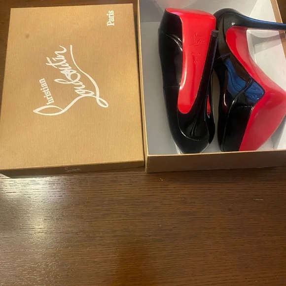 (FITS LIKE A SIZE 9 and 9.5) Christian Louboutin Black only tried on indoors - Picture 9 of 16